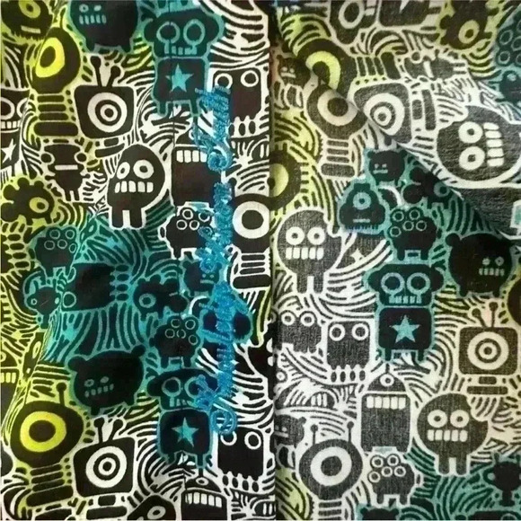 Robert Graham Hannah Aliens Robots Short Sleeve Button Shirt XL New Without Tags - Picture 3 of 5